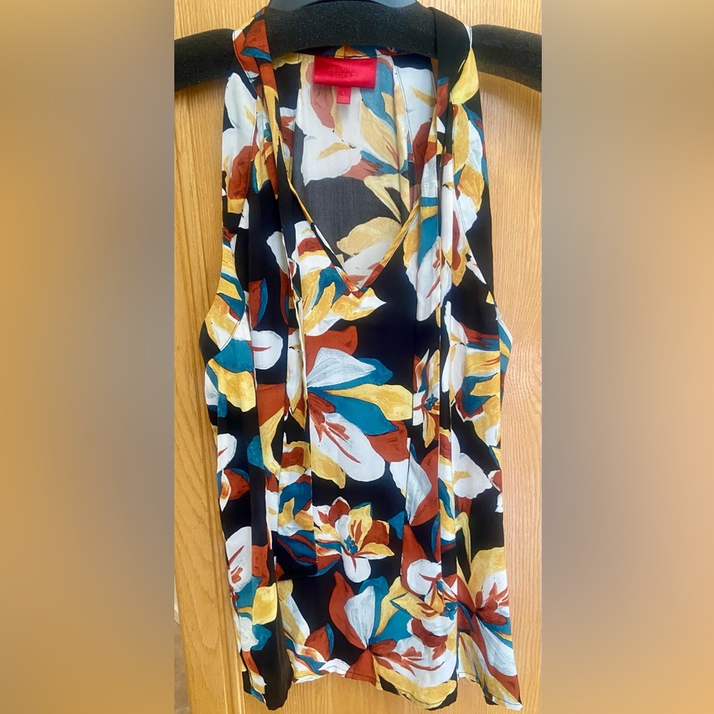 JLo sleeveless blouse 🌼🌺🌴GORGEOUS!